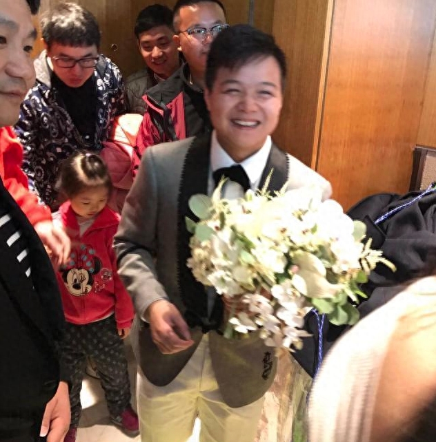 迟到的幸福!举重冠军龙清泉为妻子补办温馨婚礼